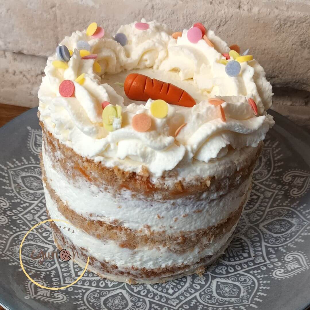 Tarta de bizcocho de zanahoria jengibre, clavo, canela, secreto y crema de queso y nueces, aaromatica, exotica, a domicilio, personalizable, cumpleaños, aniversario